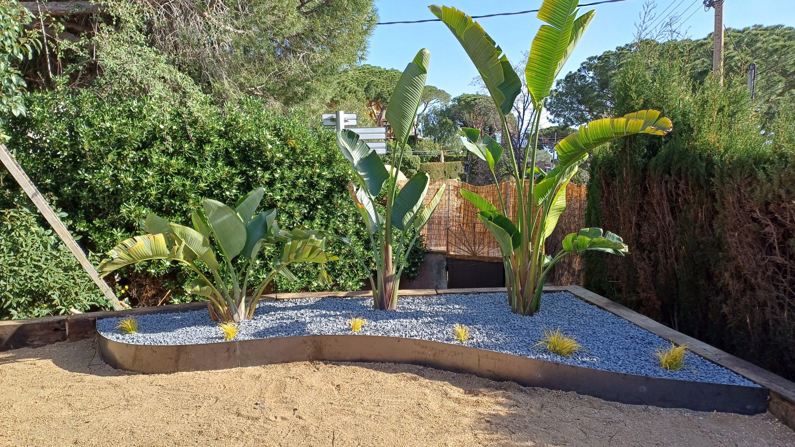 Perfil cortén para jardinera tropical