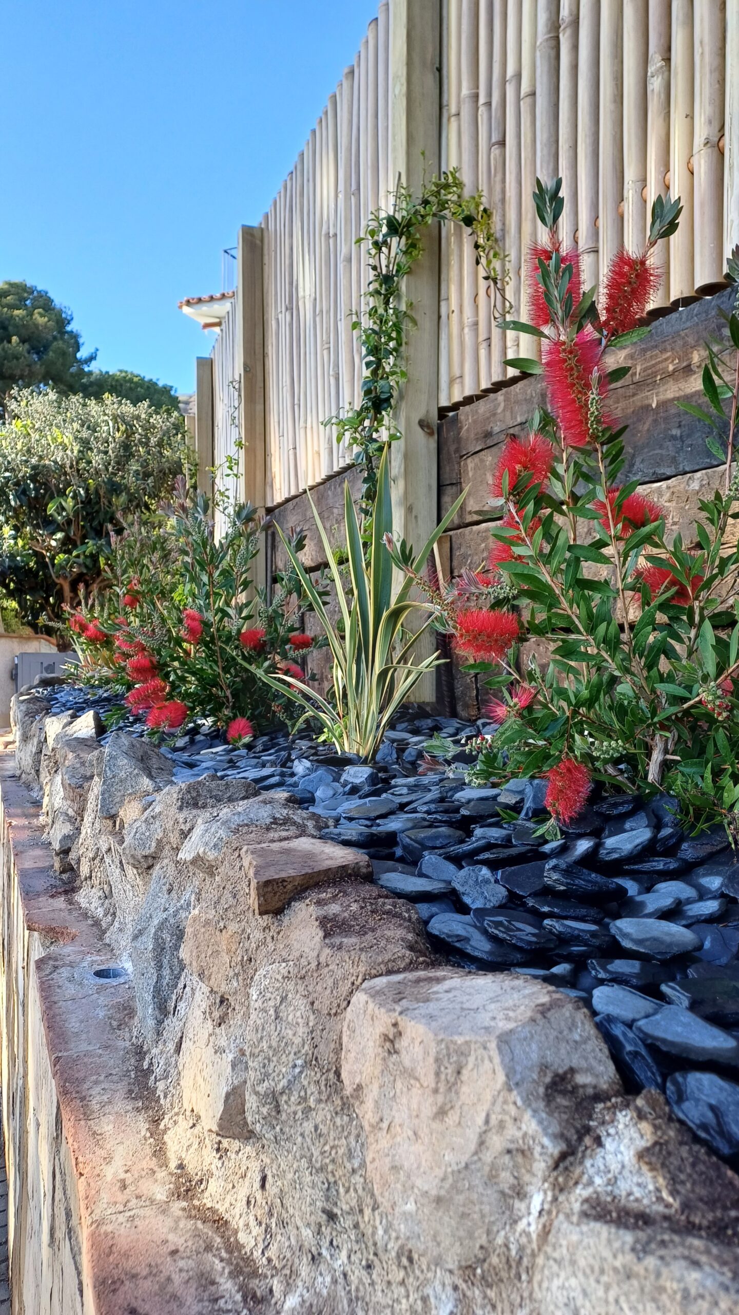 Jardinera exterior callistemon con pizarra plana